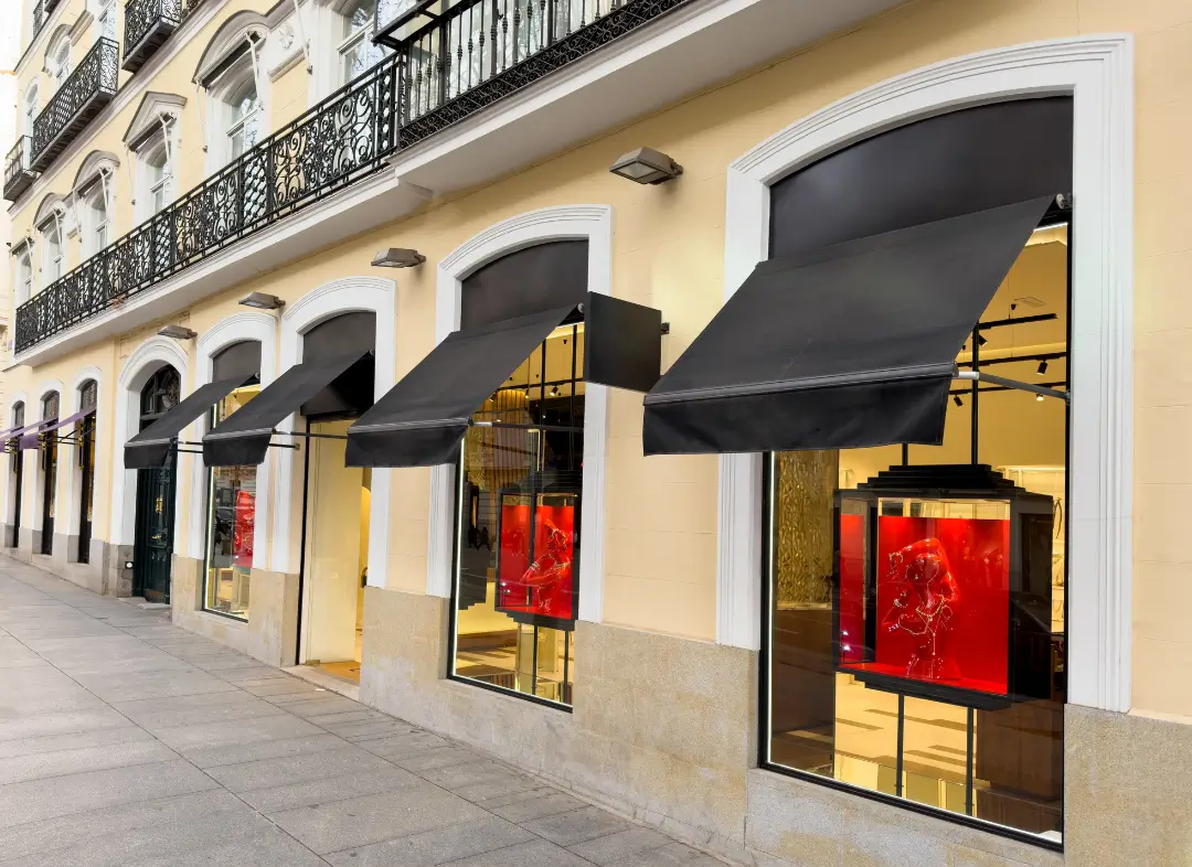 Façade vitrine de magasin en aluminium sur mesure à Périgny